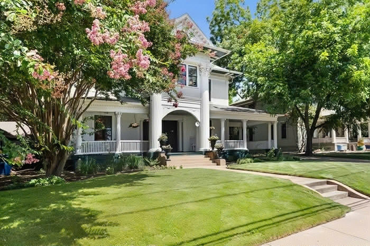 Các góc chụp từ bên ngoài 2 căn nhà.&nbsp;