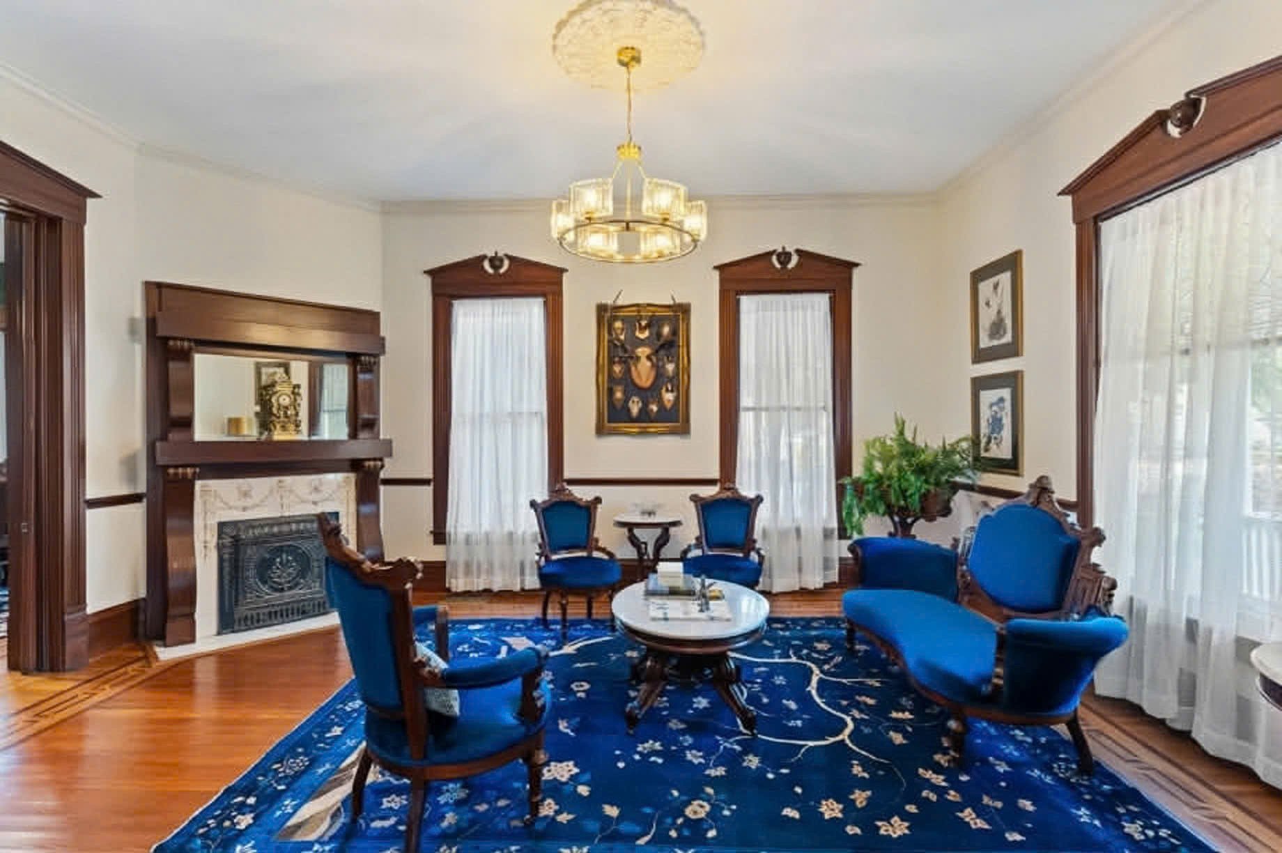 Chủ trước của căn biệt thự là một bác sĩ phẫu thuật, vì yêu thích hội họa mà thiết kế nhà như bảo tàng.