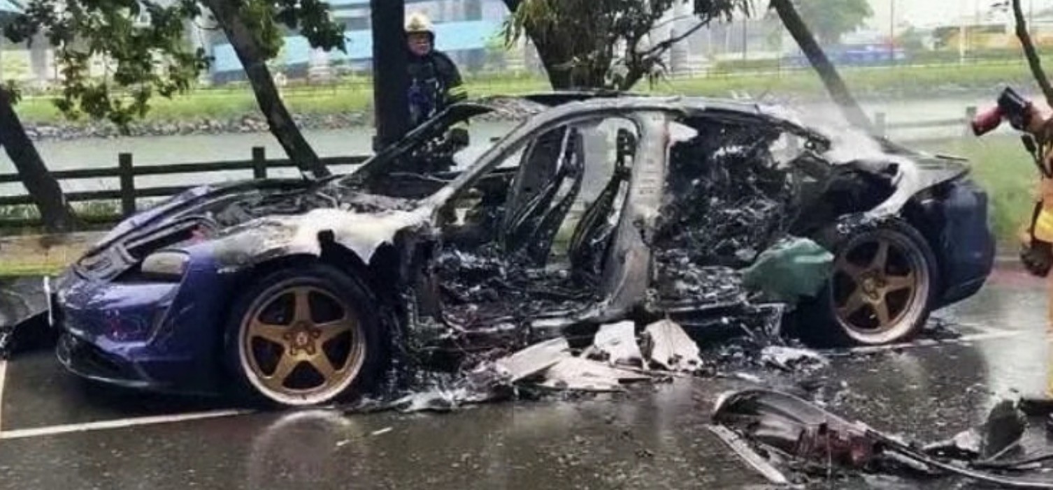 Siêu xe cháy trơ khung.