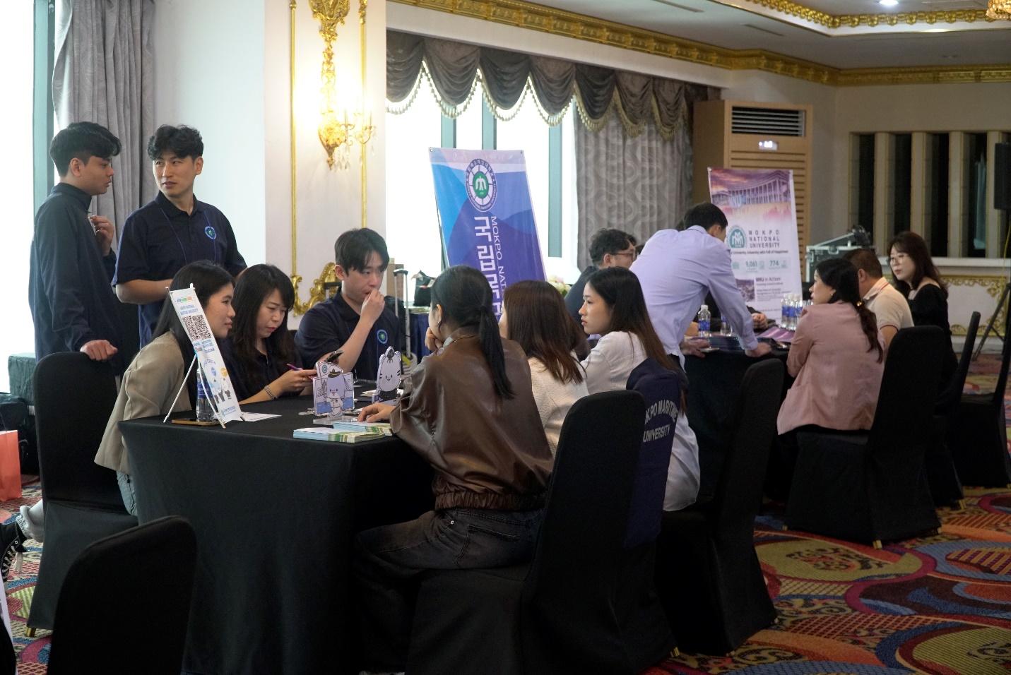 Các trường tư vấn chính sách tuyển sinh năm học 2026-2027 tại hội chợ - Ảnh: N. Hiền