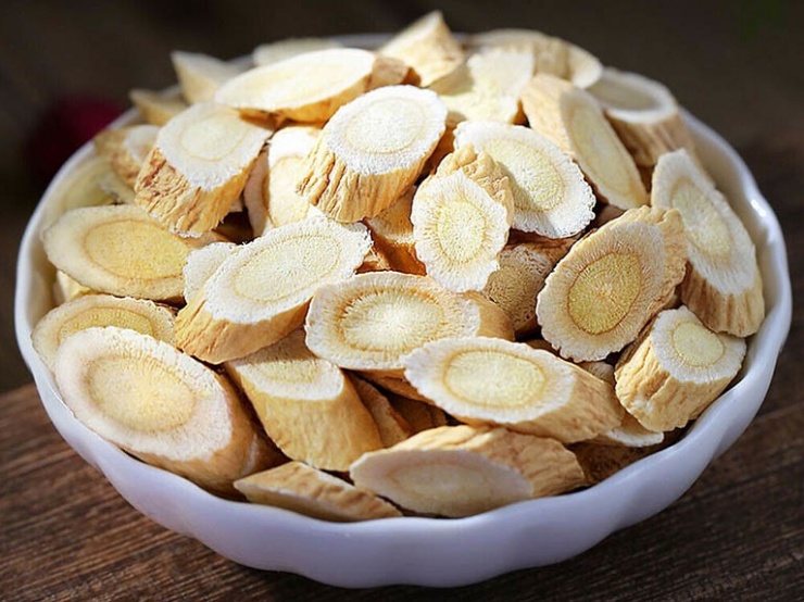 Hoàng kỳ, đẳng sâm có tác dụng bồi khí, giúp lợi sữa cho sản phụ.