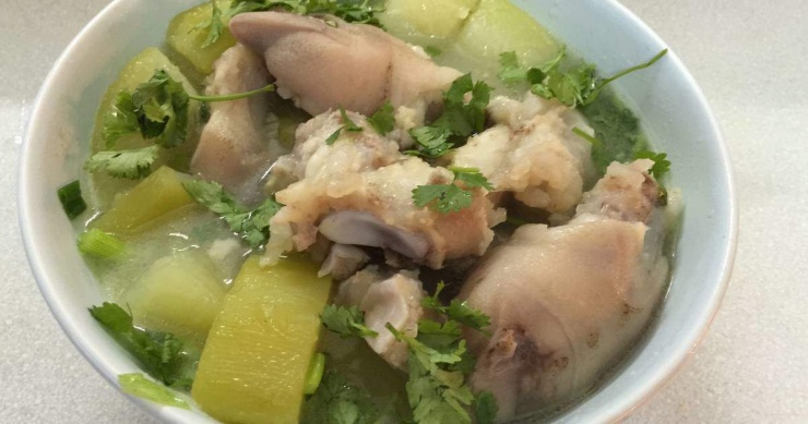 Đu đủ hầm móng giò tốt cho sản phụ.