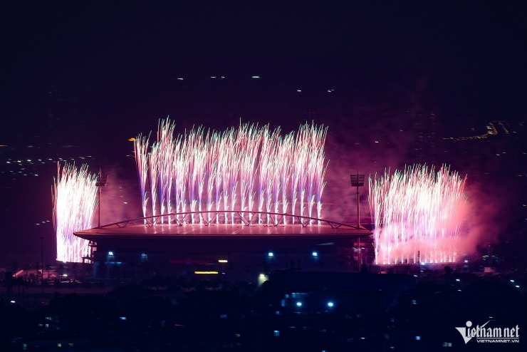 Màn bắn thử pháo hoa 5 phút trong khuôn khổ buổi sơ duyệt chương trình nghệ thuật đặc biệt “Dưới lá cờ vẻ vang của Đảng” vừa diễn ra tối 18/1.&nbsp;