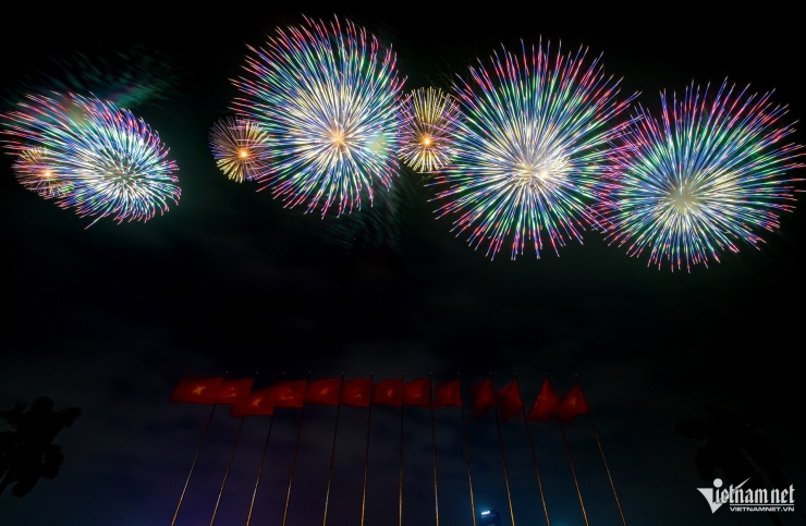 Màn trình diễn bao gồm 4.600 quả pháo hoa tầm cao (gấp gần 7 lần quy mô các sự kiện khác tại Hà Nội), 950 giàn phun pháo hoa và 4.400 ống pháo hoa hỏa thuật, vượt xa quy mô thường thấy tại một điểm bắn.