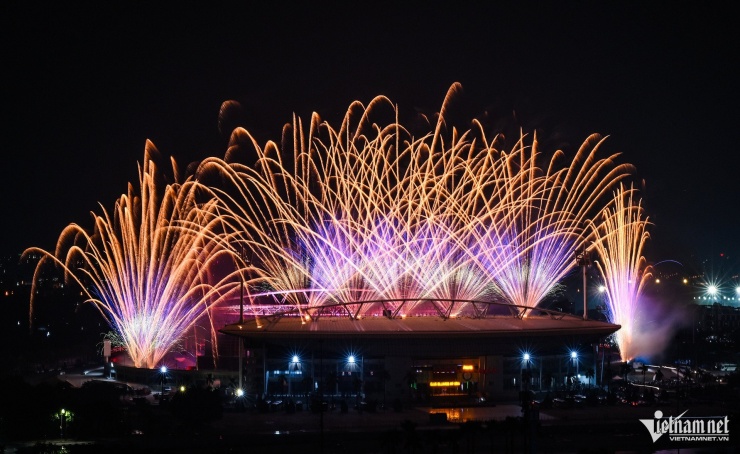 Theo BTC, màn trình diễn pháo hoa nghệ thuật tầm cao kéo dài 30 phút do Tập đoàn Sun Group phối hợp với Bộ Quốc phòng, Bộ Tư lệnh Thủ đô Hà Nội và Công ty TNHH Một thành viên Hóa chất 21 cùng đội ngũ hơn 80 chuyên gia pháo hoa, kỹ thuật viên... thực hiện.