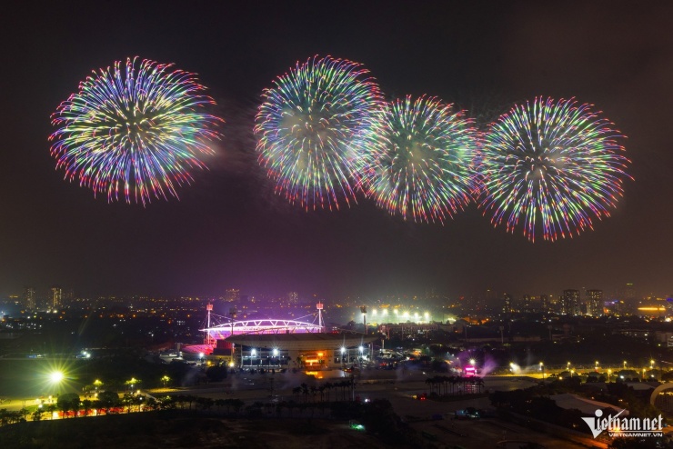 Gần 200 quả pháo hoa hỏa thuật được bắn diễn tập tại sân vận động Mỹ Đình - 8