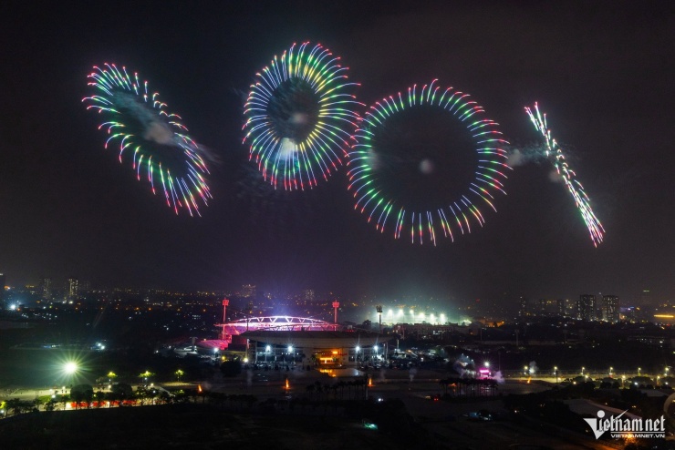 Trước đó, người dân Thủ đô cũng được thưởng thức màn pháo hoa hỏa thuật kết hợp pháo hoa tầm cao vào dịp Tết Dương lịch 2026 vừa qua, với trận địa bắn tại hồ Hoàn Kiếm gồm 700 quả pháo hoa tầm cao, 60 giàn pháo hoa tầm thấp cùng nhiều giàn pháo hoa hỏa thuật khác.