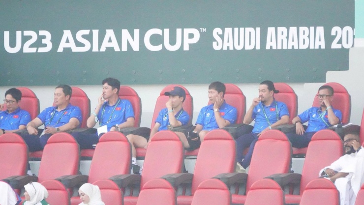 Ban huấn luyện U23 Việt Nam theo dõi U23 Trung Quốc trên khán đài. (Ảnh: Tedtran TV)