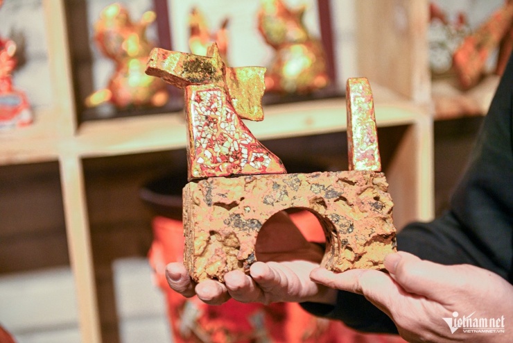 "Các tác phẩm thể hiện chất xám của người nghệ sĩ, mang tính nghệ thuật cao chứ không phải phục vụ sản xuất đồng loạt", anh chia sẻ. Tác phẩm trong hình là sự kết hợp giữa chất liệu đá ong và gỗ, tạo hình ngựa cách điệu từ các hình khối