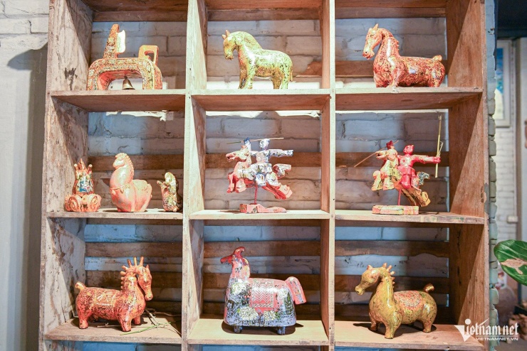 Các tác phẩm có kích cỡ trung bình khoảng 20x25cm và mất tối thiểu 1 tháng để hoàn thiện. Theo anh Phát, áp lực lớn nhất không nằm ở việc sáng tác số lượng lớn, mà ở việc giữ cho mỗi tác phẩm đều có "hồn" riêng, tránh sự lặp lại máy móc