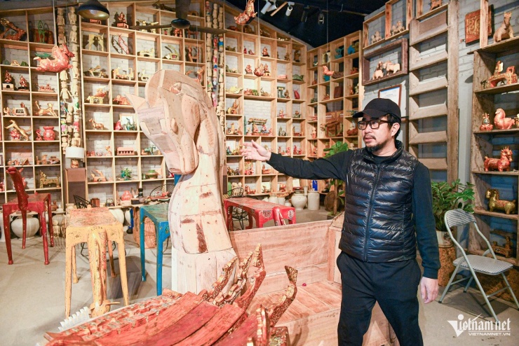 Tác phẩm có kích thước lớn nhất là bộ bàn ghế "Bát mã truy phong" gồm 1 bàn, 1 ghế chính và 6 ghế phụ, đều tạo tác hình ngựa theo các dáng khác nhau. Hiện tác phẩm vẫn trong giai đoạn hoàn thiện, dự kiến sẽ ra mắt trước tết Nguyên đán vài tuần. Trong ảnh là ghế chính của bộ "Bát mã truy phong"