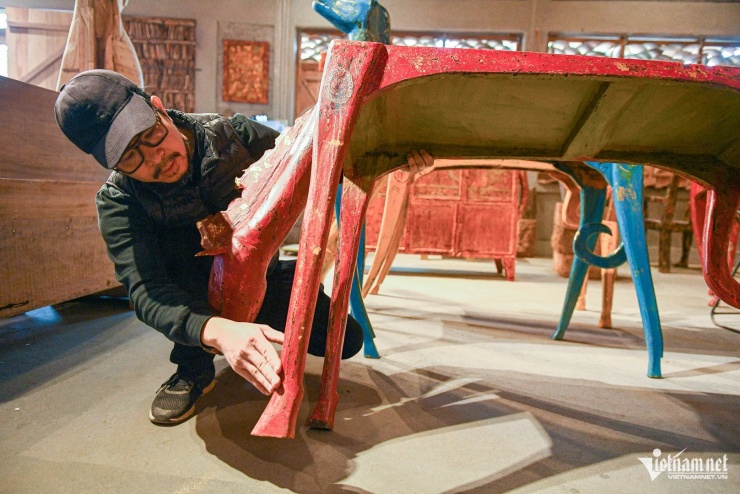 Hiện, mỗi chiếc bàn này có giá 200 triệu đồng. Một vị khách từ Đà Nẵng đã đặt 2 trong 4 chiếc từ rất sớm