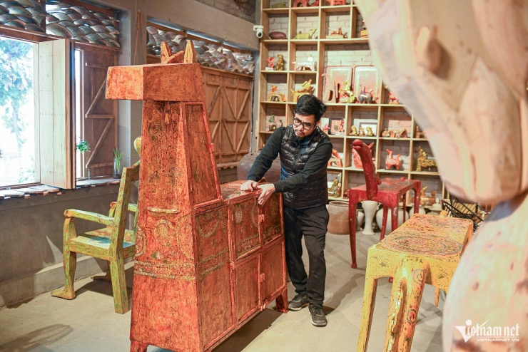 Chiếc tủ sơn mài hình ngựa cũng là tác phẩm anh Phát rất ưng ý và dành nhiều tâm huyết. Chiếc tủ được thực hiện trong khoảng 4 tháng và mức giá dự kiến là 300 triệu đồng