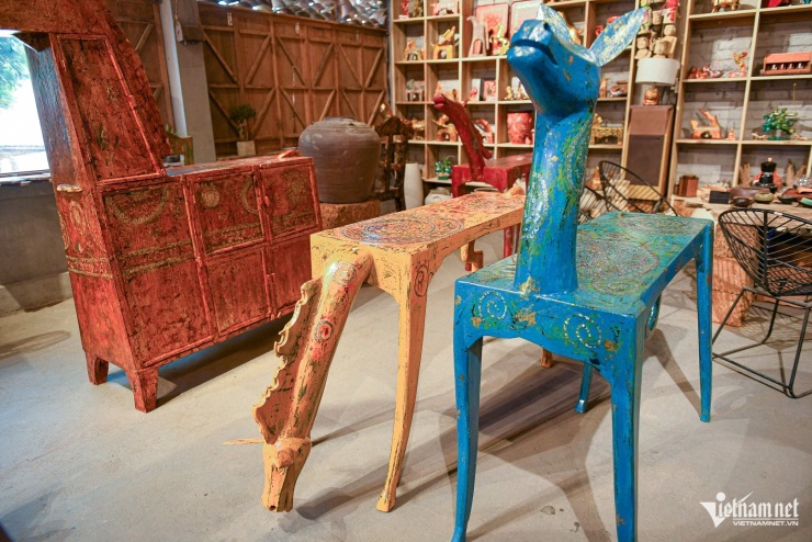 Năm nay, anh Phát thực hiện 4 chiếc bàn sơn mài tạo hình ngựa với các tư thế khác nhau. Tác phẩm được tạo tác từ các loại gỗ chịu lực như gỗ nhãn, gỗ hồng xiêm. Từ tạo phôi, xử lý vật liệu, sơn lót, mài, vẽ, phủ và hoàn thiện mất khoảng 2,5 tháng cho mỗi tác phẩm