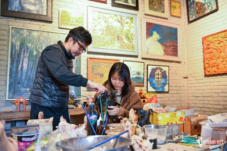 Bộ sưu tập "Gióng" có sự tham gia của nhiều nghệ nhân, thợ lành nghề và họa sĩ trẻ tại làng cổ Đường Lâm, dưới sự định hướng ngôn ngữ thẩm mỹ, kiểm soát tiêu chuẩn kỹ thuật của nghệ nhân Nguyễn Tấn Phát.