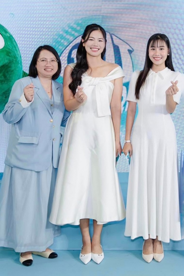 Vận động viên sinh năm 1996 mặc đầm trắng trễ vai, kiểu dáng xòe nhẹ, kết hợp giày cao gót mũi nhọn tôn chiều cao trong một lần dự sự kiện.