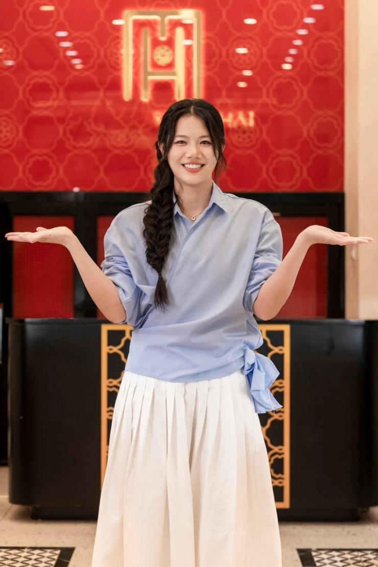 Người đẹp còn thích diện chân váy trắng xếp ly cùng sơ mi nhẹ nhàng.