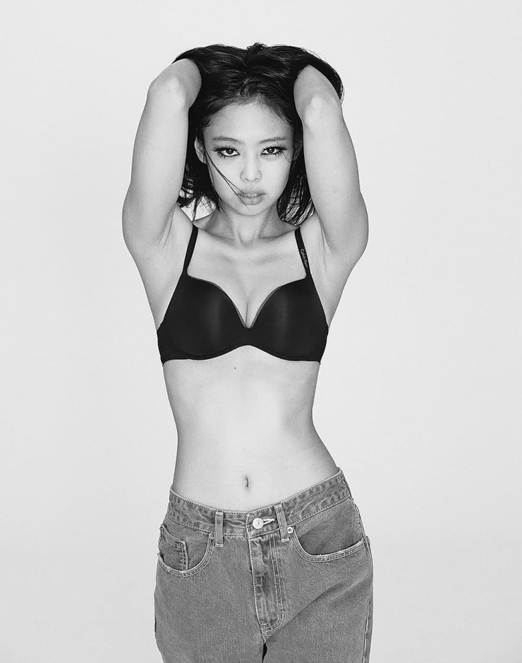 Jennie chụp ảnh theo phong cách quyến rũ. Ảnh: X/@here_and_there