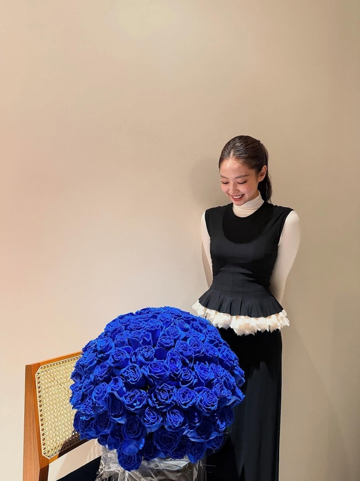 Người đẹp khoe đóa hồng được mẹ tặng dịp sinh nhật. Ảnh: Instagram/ Jennie