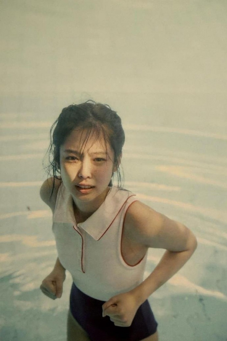 "Qua quyển sách này, tôi tìm lại lòng dũng cảm để tin và yêu bản thân lần nữa. Tôi cũng mong có thể gửi dũng khí ấy đến mọi người, dù chỉ một phần nhỏ. Vì thế, cho phép tôi được chia sẻ cùng bạn những năm tháng non nớt của mình", trích đoạn cuối bức thư. Ảnh: X/@Jenniekimbrasil