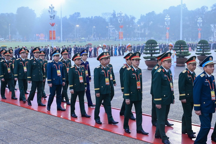 Lãnh đạo Đảng, Nhà nước và đại biểu dự Đại hội 14 vào Lăng viếng Chủ tịch Hồ Chí Minh - 4