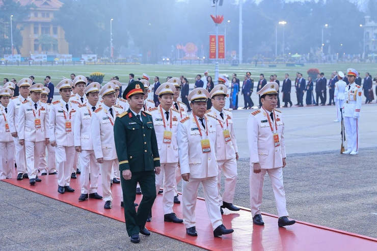 Lãnh đạo Đảng, Nhà nước và đại biểu dự Đại hội 14 vào Lăng viếng Chủ tịch Hồ Chí Minh - 5