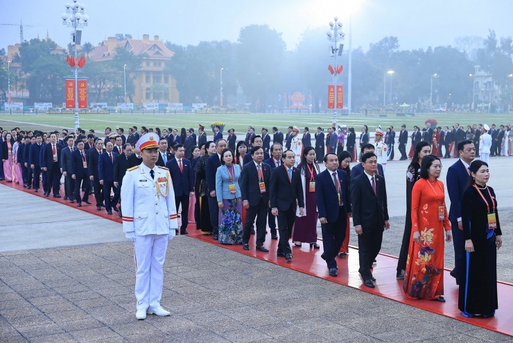 Lãnh đạo Đảng, Nhà nước và đại biểu dự Đại hội 14 vào Lăng viếng Chủ tịch Hồ Chí Minh - 6