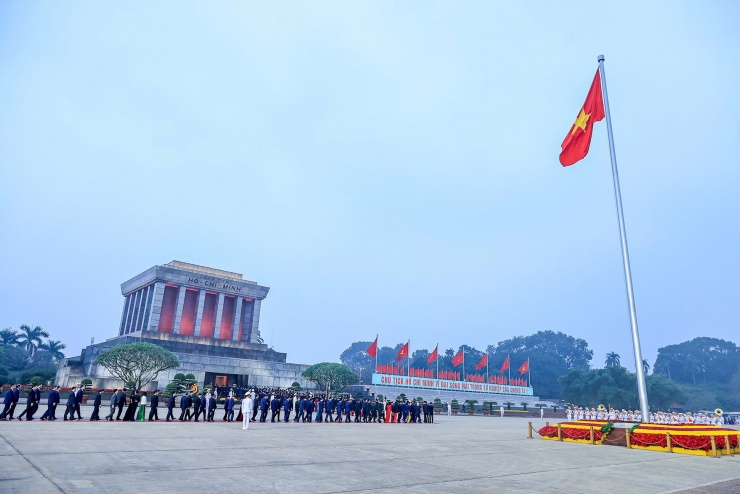 Các đại biểu vào Lăng viếng Chủ tịch Hồ Chí Minh