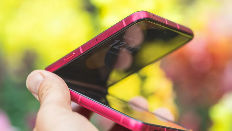 Razr Ultra 2025 màu hồng nổi bật. Ảnh: Cnet
