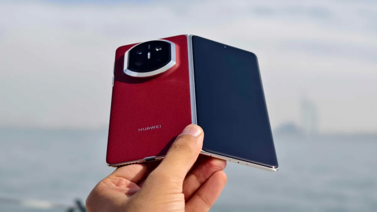 Ra mắt vào tháng 12/2025, Huawei Mate X7 là mẫu điện thoại gập kiểu sách mới nhất. Ảnh: Cnet