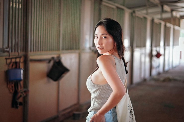 Hiện không còn tham gia hoạt động nghệ thuật, Kim Hiền ưu tiên phong cách ăn mặc giản dị với các trang phục khỏe khoắn như quần jeans, áo thun, crop-top, phù hợp sinh hoạt thường ngày và việc đưa đón con.