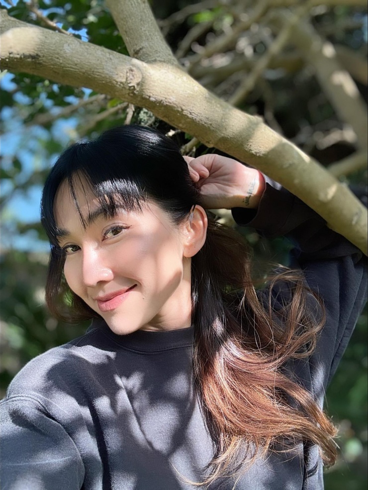 Cô thường để mặt mộc, chỉ thoa một chút kem chống nắng và son dưỡng để có vẻ ngoài tươi tắn tự nhiên mỗi khi ra đường.