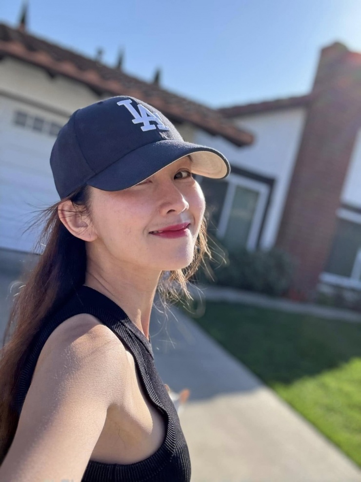 Một số dịp, Kim Hiền đổi màu son đậm để trông rạng rỡ hơn.