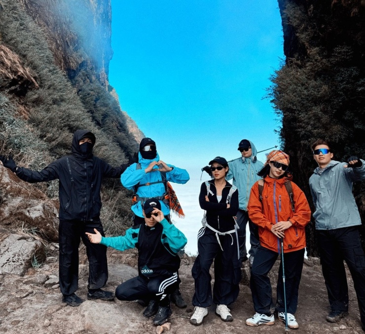 “Ngũ Chỉ Sơn là một trong những đỉnh núi khó săn mây. Ngay cả với những người thường xuyên dẫn khách trekking, cũng phải có duyên mới gặp được một biển mây đẹp. Việc săn mây ở đỉnh núi này không chỉ phụ thuộc vào độ cao mà còn rất nhạy với địa hình và điều kiện khí tượng khu vực. Thời điểm thích hợp thường từ tháng 11 đến tháng 3 năm sau, khi thời tiết lạnh, ít mưa và độ ẩm cao”, anh Bùi Đình Sơn - người leo núi và tổ chức các tour trekking - cho biết.