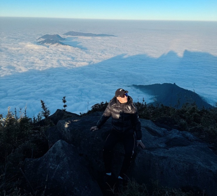 Để chinh phục đỉnh núi, nhóm của anh Sơn xuất phát từ trung tâm xã Sa Pa, di chuyển hơn 20 km bằng xe ô tô, sau đó leo núi chừng 7 km từ chân núi. “Từ 9h sáng đến gần 17h chúng tôi mới lên tới đỉnh, dù cả nhóm đều có thể lực tốt và kinh nghiệm leo núi”, anh Sơn chia sẻ.