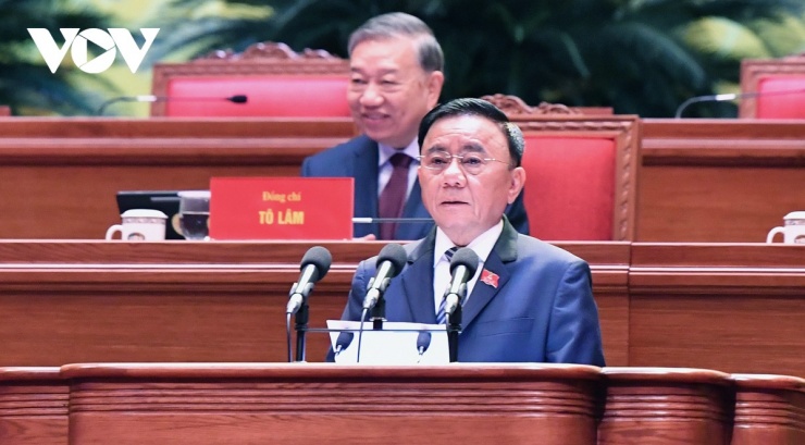 Ủy viên Bộ Chính trị, Thường trực Ban Bí thư Trần Cẩm Tú điều hành phần mở đầu phiên trù bị tại Đại hội XIV của Đảng.