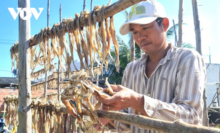 Giá cá khô khoai thành phẩm được bán sỉ ở mức khoảng 250.000 - 350.000 đồng/kg. Trung bình từ 6 - 7 kg cá tươi mới chế biến được 1 kg cá khô