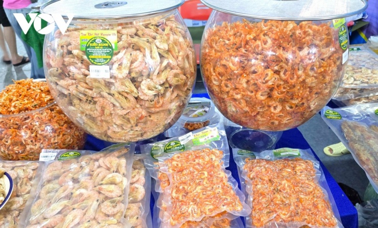 Trong đó, thương hiệu tập thể “Tôm khô Rạch Gốc” làm từ tôm đất tự nhiên là dòng sản phẩm cao cấp nhất, với mức giá dao động từ 1,5 - 1,7 triệu đồng/kg