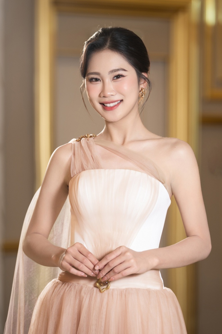 Nguyễn Thị Thu Hằng cao 1m75, nặng 51 kg, có số đo ba vòng 78-59-91 cm. Cô hiện học ngành Công nghệ tài chính tại Đại học Kinh tế Quốc dân.