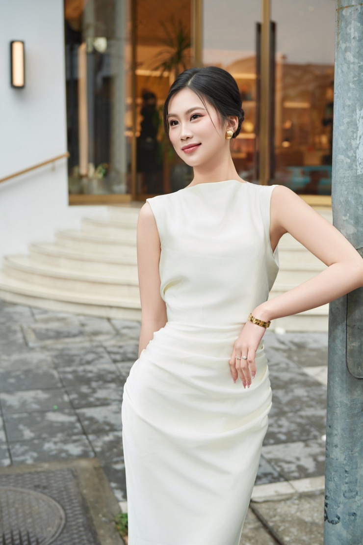 Thu Hằng được kết nạp Đảng từ tháng 6/2024, khi mới 18 tuổi nhờ thành tích học tập và sinh hoạt xuất sắc. Thu Hằng đạt thành tích ba năm liền là học sinh giỏi ở cấp phổ thông. Vào đại học, cô trở thành bí thư lớp, là thành viên ban chấp hành Viện Ngân hàng của Đại học Kinh tế Quốc dân.