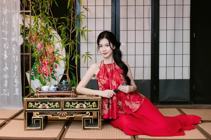 Thu Hằng đặt mục tiêu nâng cao khả năng tiếng Anh để theo đuổi công việc MC song ngữ. Hiện cô là Cộng tác viên VTV chương trình Around Vietnam, Mỗi ngày một niềm vui,...