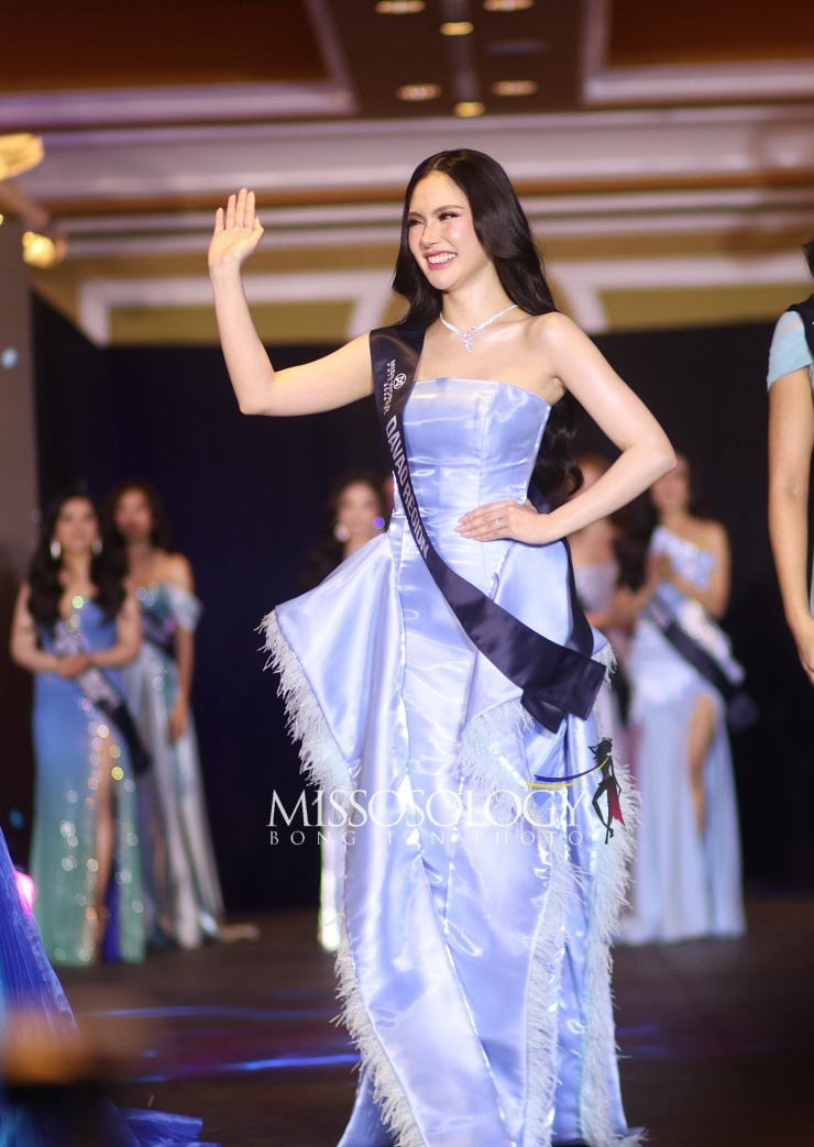 Người đẹp Jayvee Lyn Lorejo đại diện tỉnh Davao. Cô 24 tuổi, có vẻ đẹp ngọt ngào, được nhận xét phù hợp với sân chơi Hoa hậu Thế giới.