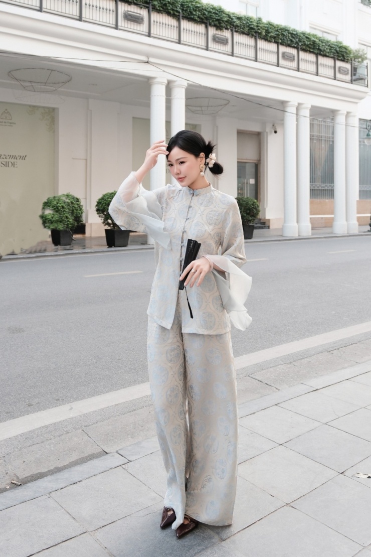 Năm nay, áo được cách tân với nhiều mẫu mã đa dạng như tay loe, tay bồng, thân hai mảnh cài cúc lệch, áo rộng bỏ chít eo. Thay vì vải lanh, sợi bông truyền thống, nhiều nơi hiện nay làm từ lụa pha polyester, gấm. Ảnh: DesignbyNA