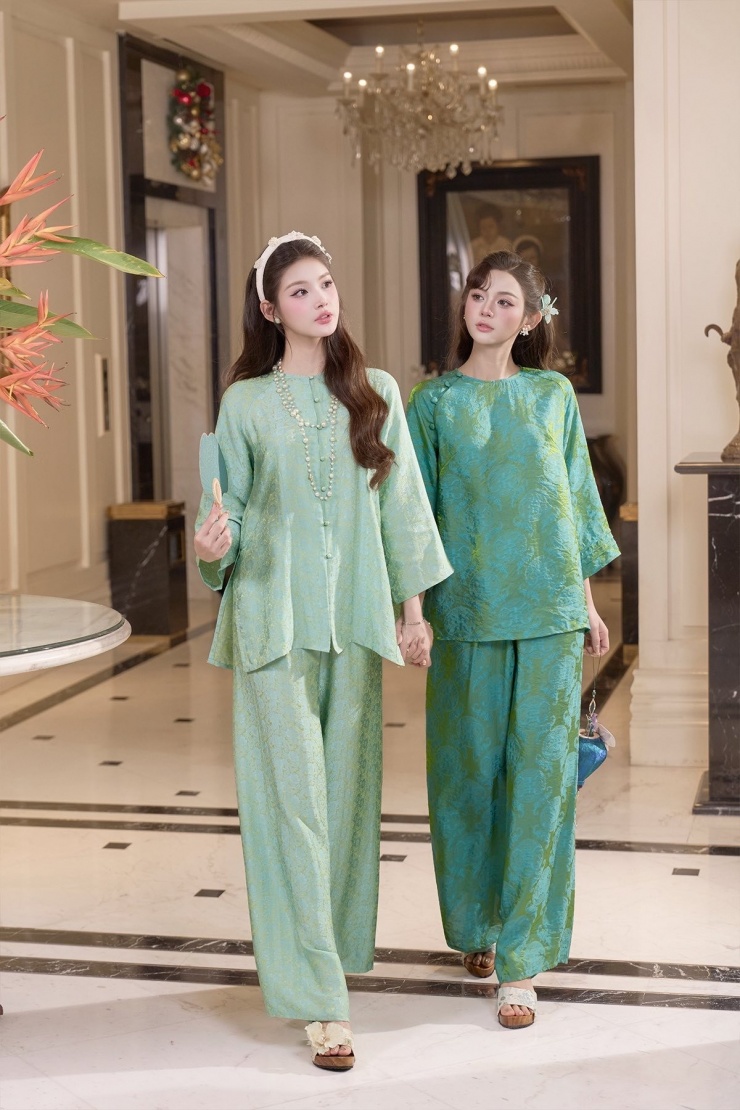 Cách phối của giới trẻ với bộ bà ba đa dạng. Nhiều bạn chọn guốc gỗ và bờm hoa để tạo vẻ truyền thống. Ảnh: Catu