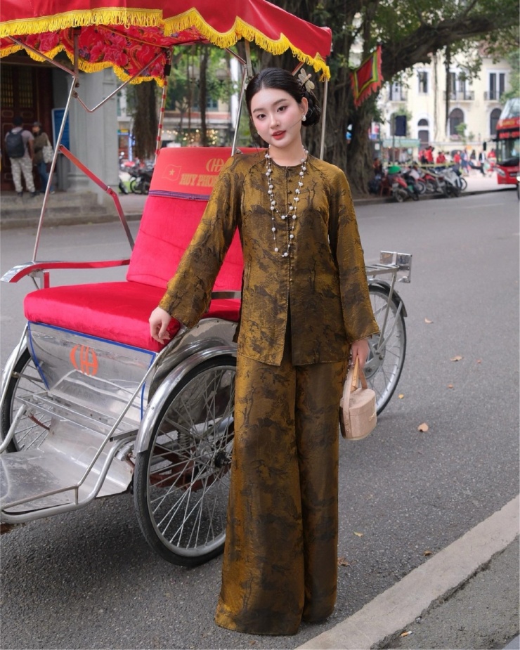 Nhiều bạn trẻ đã chọn áo bà ba lên phố chụp hình từ đầu tháng 1. Ảnh: Mel Essentials