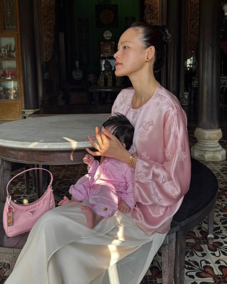 Một số sao Việt cũng hưởng ứng xu hướng áo bà ba, trong đó có Tuyết Lan. Thay vì mặc cả bộ, cô phối áo với chân váy lụa. Ảnh: Nhân vật cung cấp