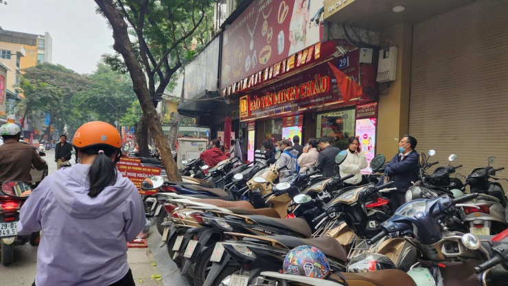 Nhu cầu mua vàng thường tăng mạnh khi giá vàng tăng cao do tâm lý số đông. Ảnh: Thái Nguyễn