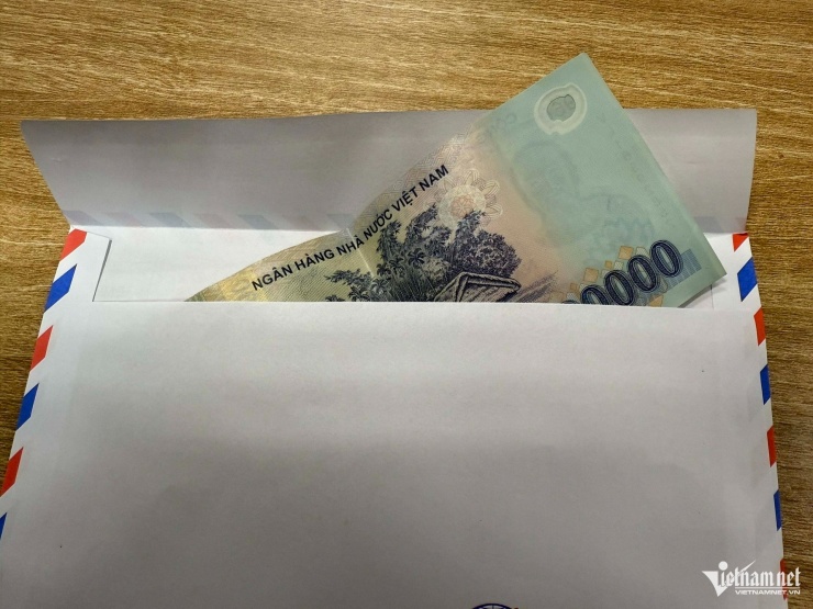 Phong bì của bố mẹ vợ tôi khiến các chị gái mỉa mai. Ảnh minh họa