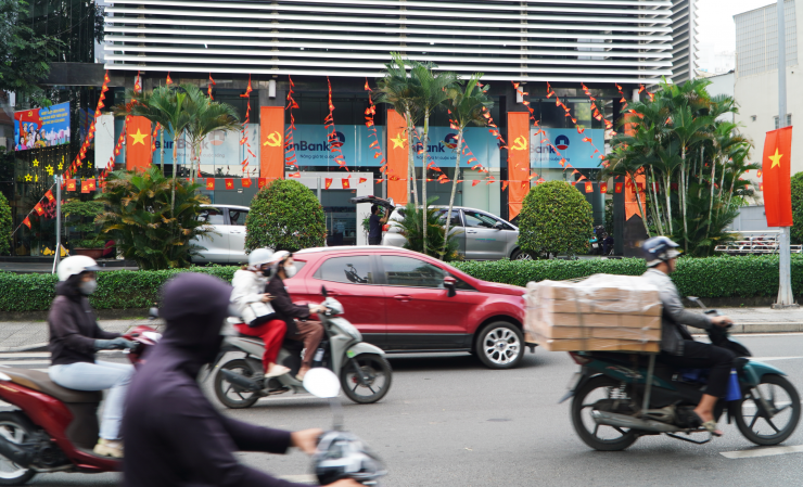 Một trụ sở làm việc rực rỡ cờ Đảng, cờ Tổ quốc chào mừng Đại hội XIV