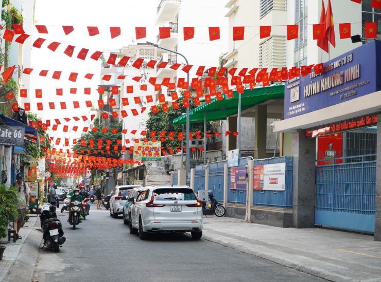 Khắp nơi rực rỡ màu cờ